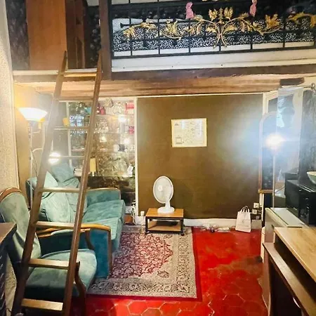 Near Notredame باريس